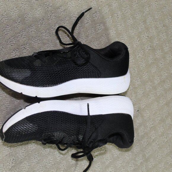 Under Armour Wm Sz 7M Charged Pursuit Black & White Athletic Shoes 3024143-002 - Picture 3 of 7